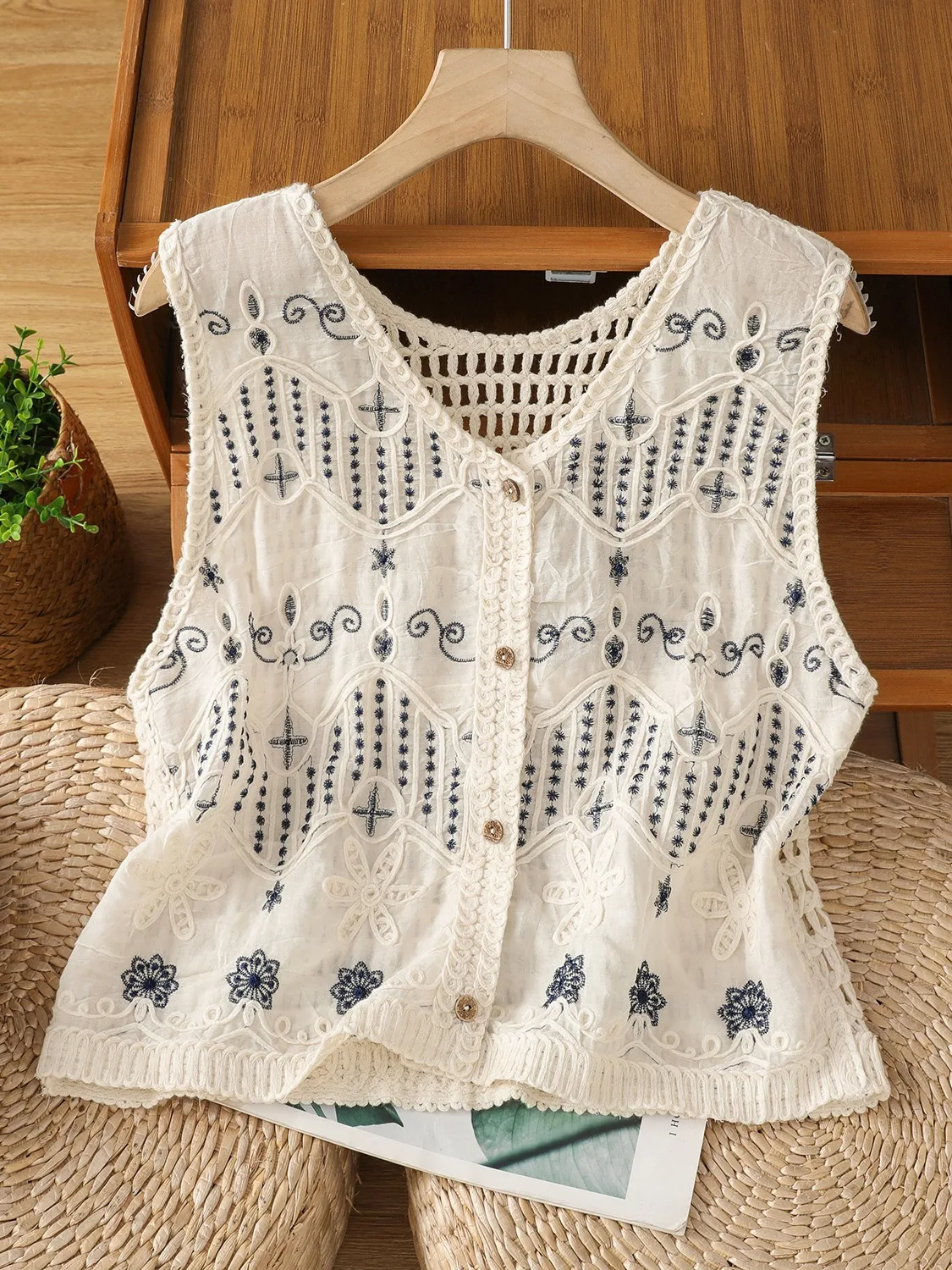 Retro Embroidered Knitted Vest Women's Summer Thin Sleeveless round Neck Layering Top Button Style Casual Comfortable Fit