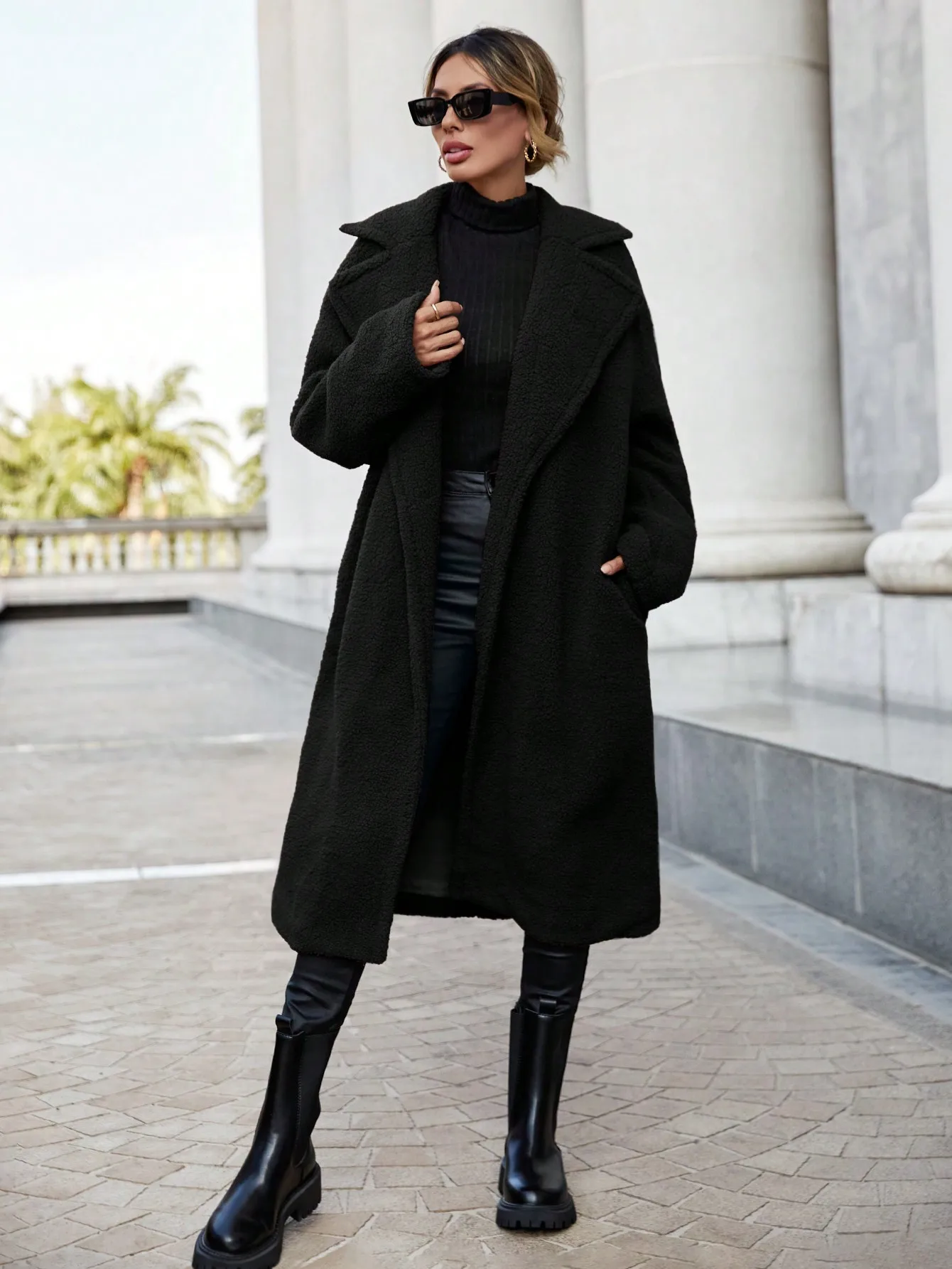 Damski czarny długi płaszcz z wykładanym kołnierzem na jesień i zimę, do noszenia na co dzień w stylu streetwear.