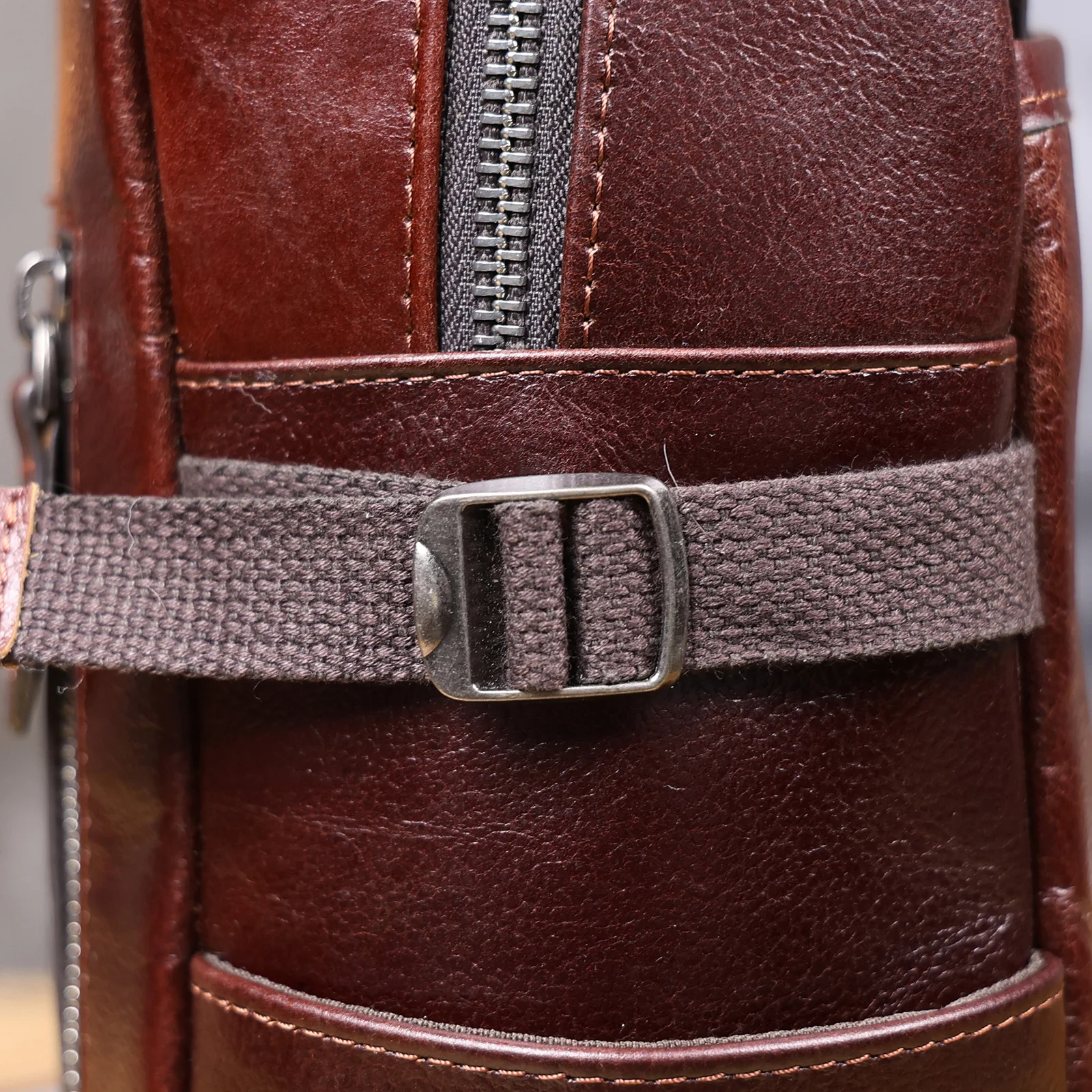 S.WORKER Herren-Umhängetasche aus hochwertigem, pflanzlich gegerbtem Leder, lässige Mode-Brusttasche – Detail 26