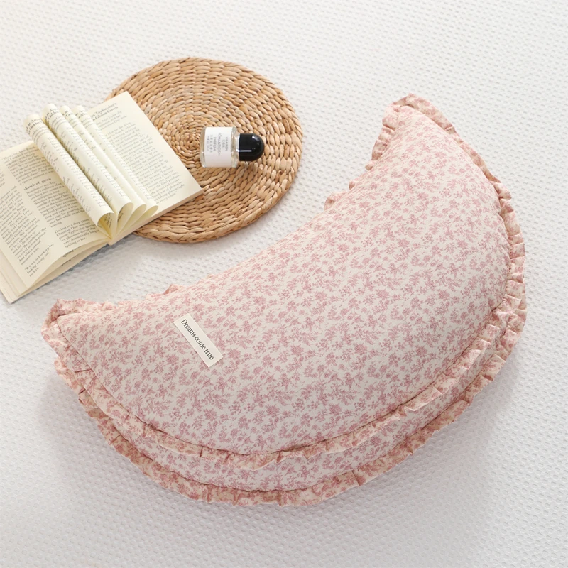 

Новая хлопковая подушка 2026 года с мелким цветочным узором в форме полумесяца, гречневая подушка для детей и девочек, подарок, декор для дома, мягкая подушка для поясницы и шеи, 1 штука