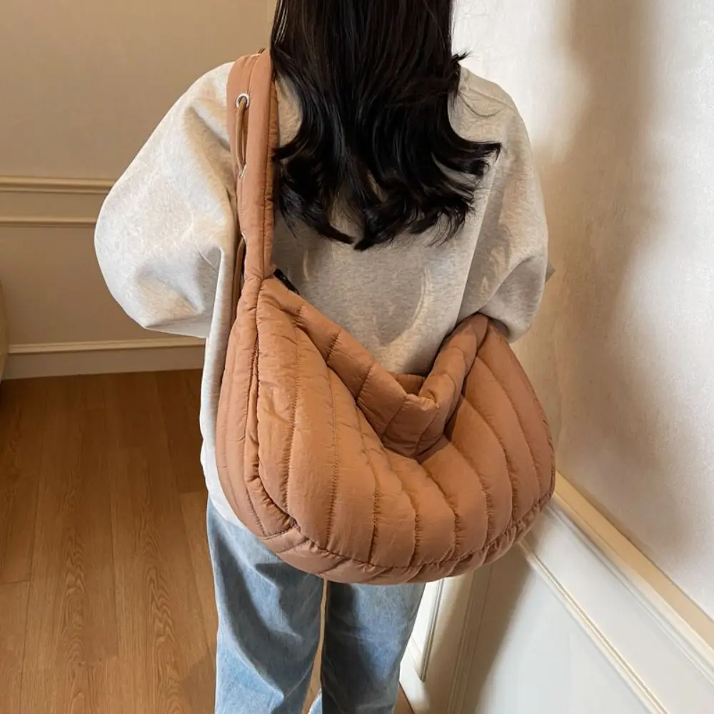 

Сплошная цветная сумка через плечо с плиссированными деталями, универсальный дизайн, стеганая сумка через плечо, легкий модный стиль