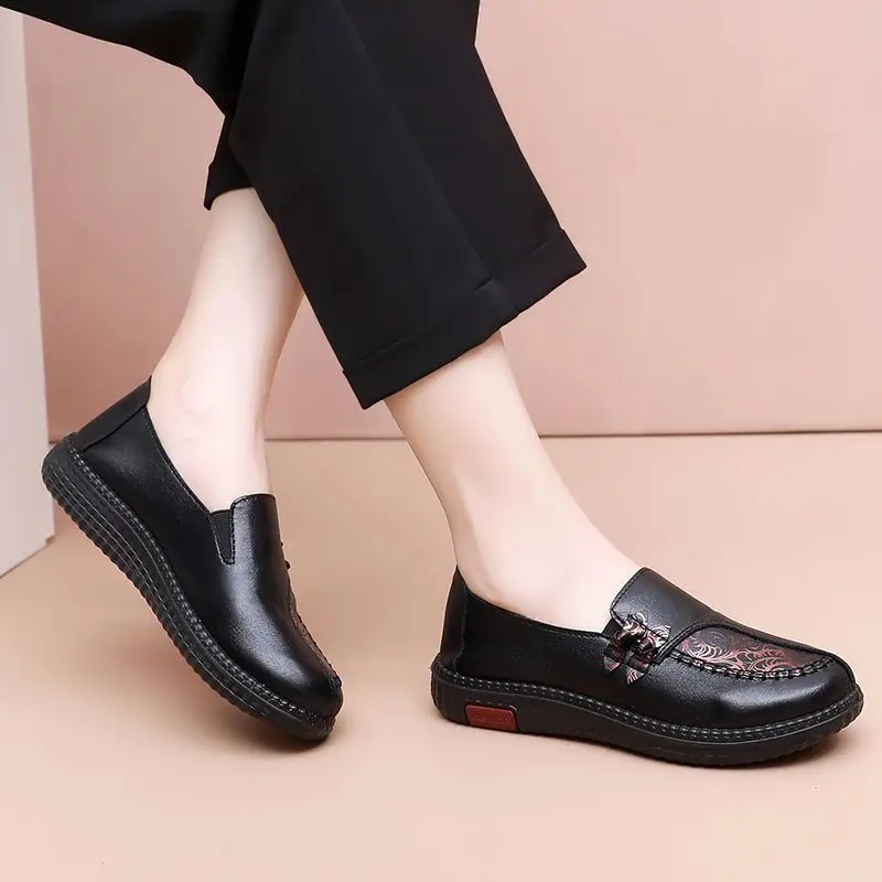 Spring Women Leather Casual Loafers Slip On Women's Flats Shoes Ladies Soft Bottom Breathable Flat Shoes Grandma's shoes