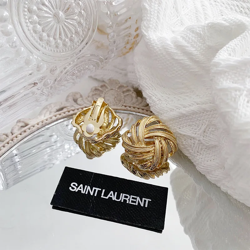 French Vintage Square Woven Clip on Earrings for Women Trendy Design Geometric Hollow Earrings Without Ear Holes Jewelry Gifts