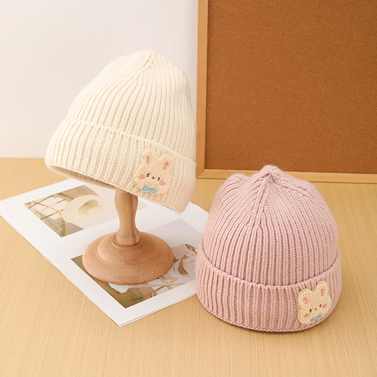 gorro-de-bebe-em-cor-solida-quente-para-o-inverno-estilo-cartoon-coelho-fofo-tricotado-macio-A-prova-de-vento-gorro-anti-frio-para-criancas