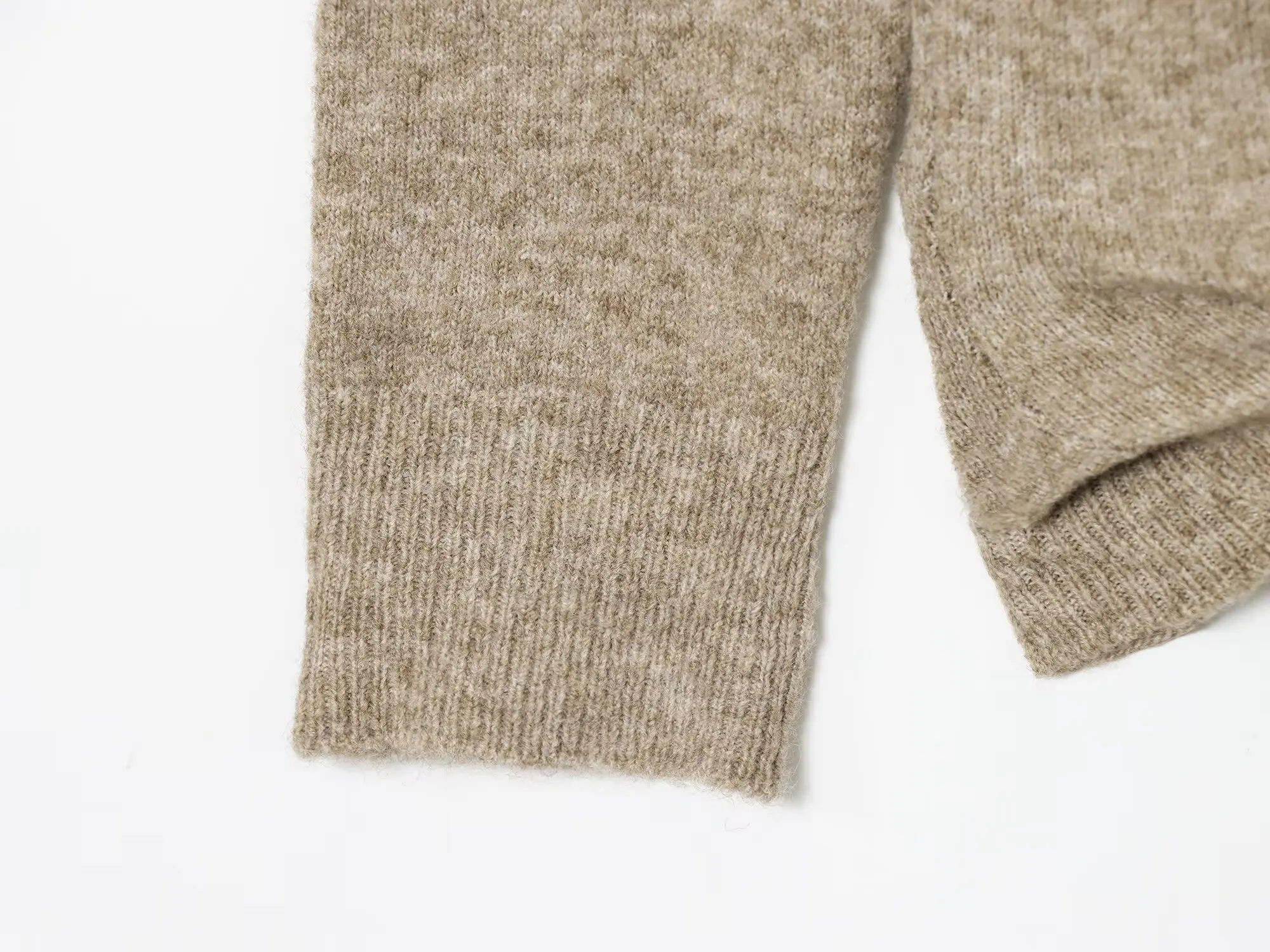 เสื้อโค้ทผู้หญิงคอลเลคชั่นใหม่ ฤดูใบไม้ร่วง/ฤดูหนาว 2025 สีกากี แขนยาว แต่งเชือกผูก ดีไซน์ถักแบบคาร์ดิแกน ทรงหลวม สไตล์ลำลอง เรียบง่าย