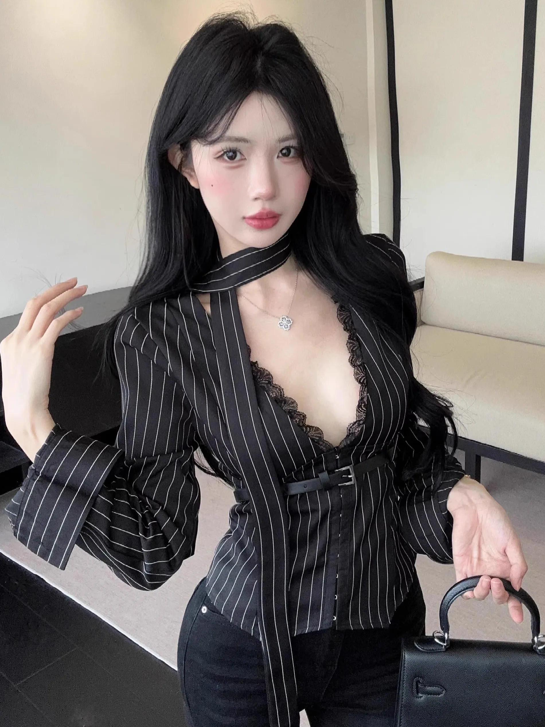 

Autumn Winter Lace Patchwork V-Neck Striped Long Sleeve Shirt Women's Design Sensation Waist-Cinching Top Hot Girl Style Stan...