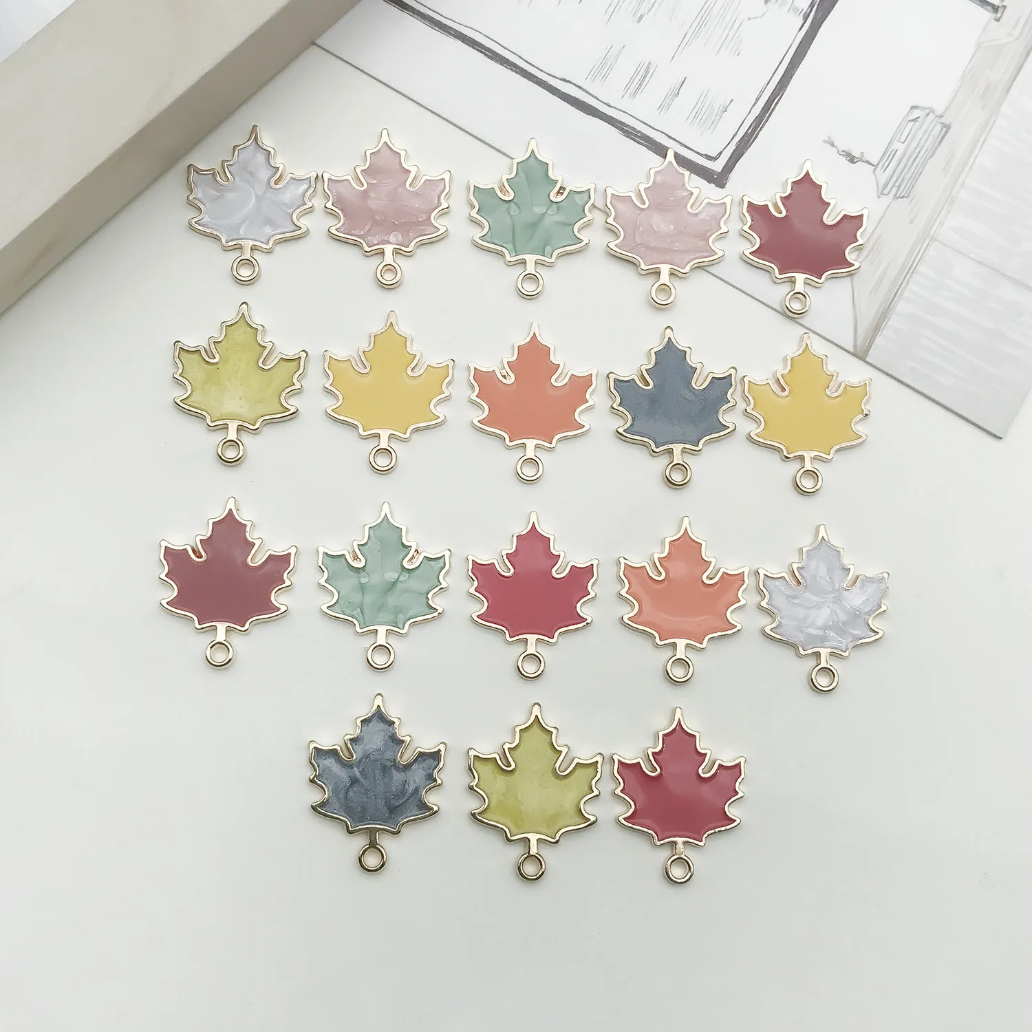 Mix 18pcs/set of drip oil maple leaf pendants, DIY necklaces, bracelets, earrings, jewelry, Halloween and Thanksgiving accessory