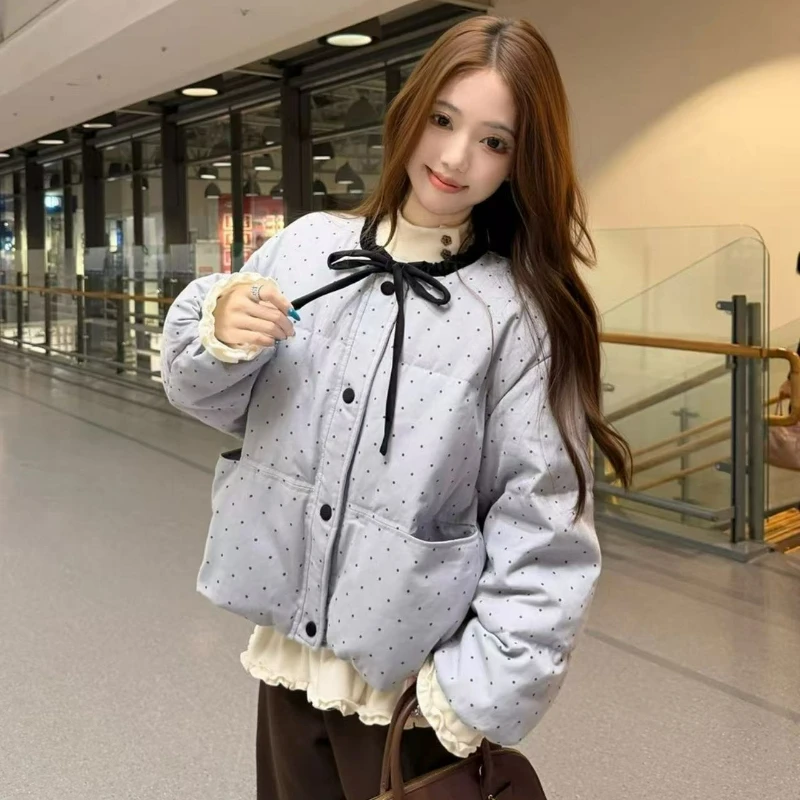 

Корейское милое стильное женское пальто с хлопковой подкладкой в горошек, новинка зимы 2026, молодежное модное короткое пальто с хлопковой подкладкой