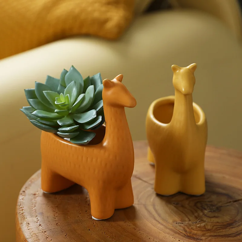 Creative and cute alpaca ceramic ornaments, storage at the door of the living room, storage tank, wine cabinet, and entrance des