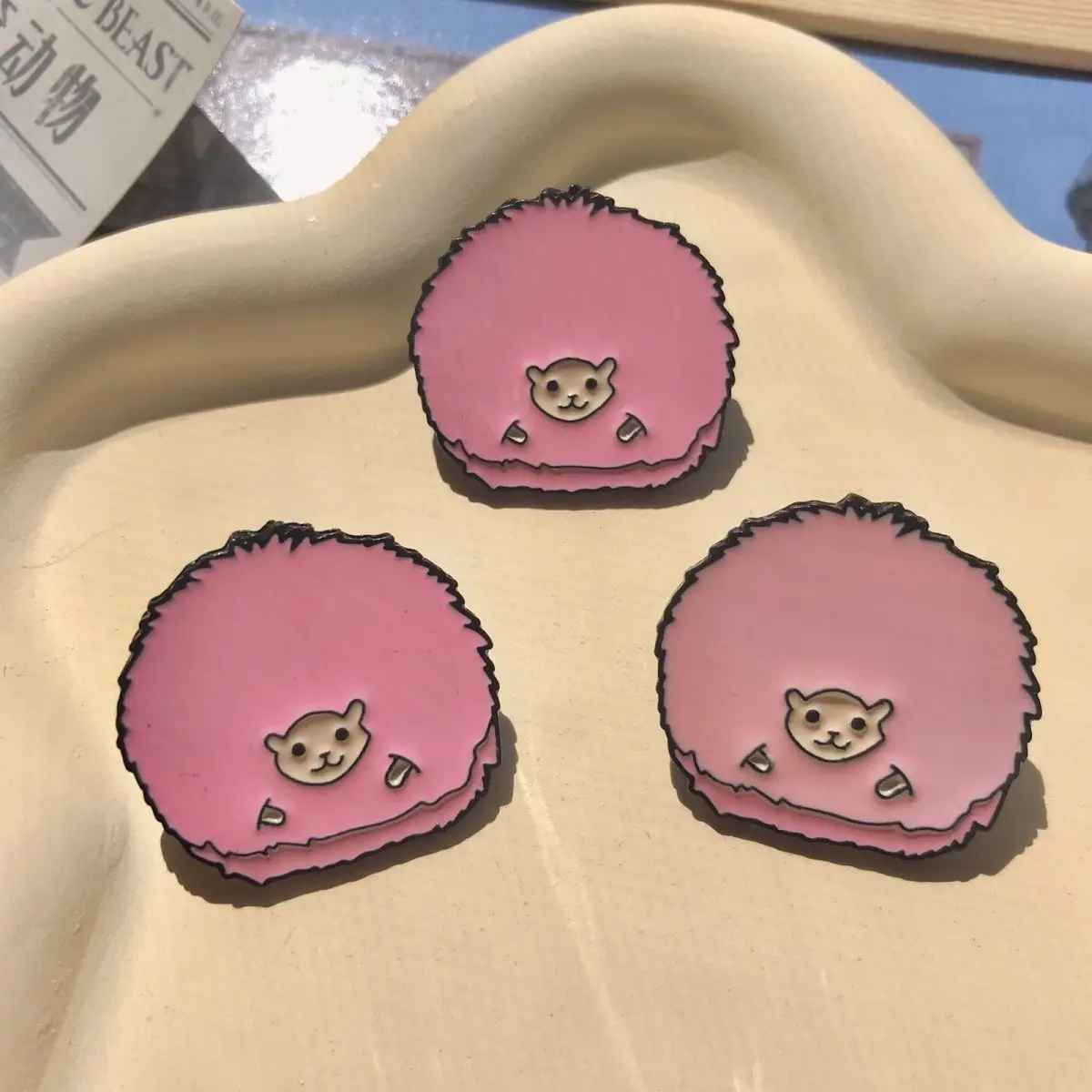Anime magia menino broche dos desenhos animados animais fantásticos puffskeins metal mini broche crachá fã coleção presente