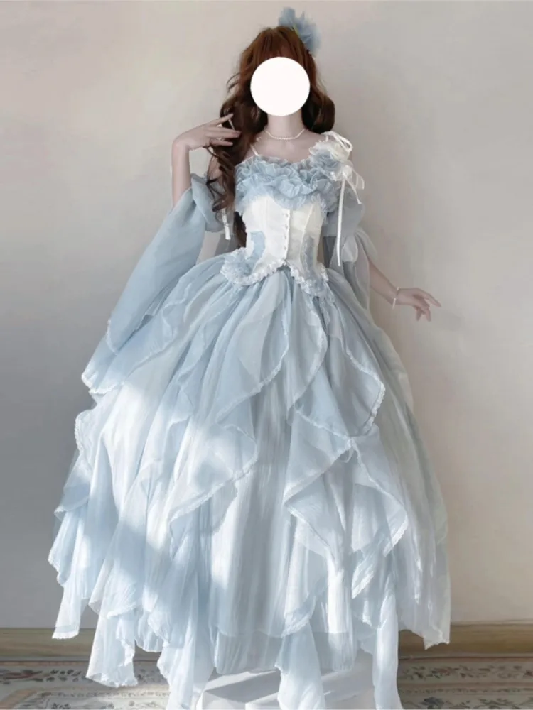 

A blue wedding dress with student day coming-of-age atmosphere