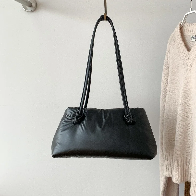 กระเป๋าสะพายไหล่ผู้หญิงแบบลำลอง ขนาดใหญ่ ดีไซน์ควิลท์ รุ่นใหม่ปี 2025 แฟชั่นสีพื้น ผ้าฝ้ายบุนวม ใช้ได้ทั้งผู้หญิงและผู้ชาย เหมาะสำหรับเดินทางไปทำงาน