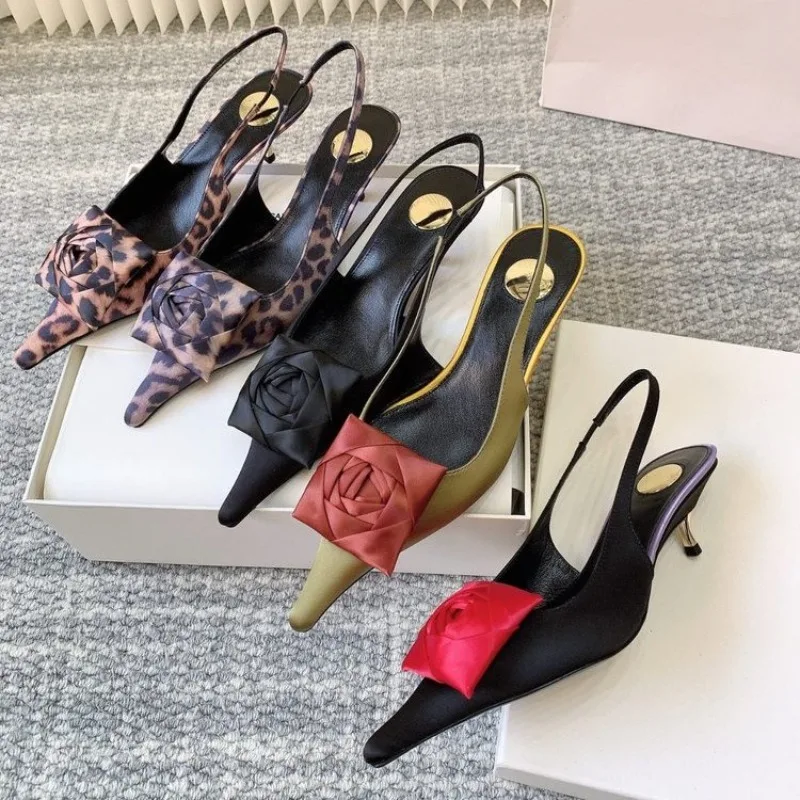 Spitz zulaufende Sandalen für Damen – Frühjahr/Sommer 2026 – Neuheit: Vielseitige Satin-Rosen-Baotou-Sandalen mit flachem Absatz und bequemem Tragegefühl