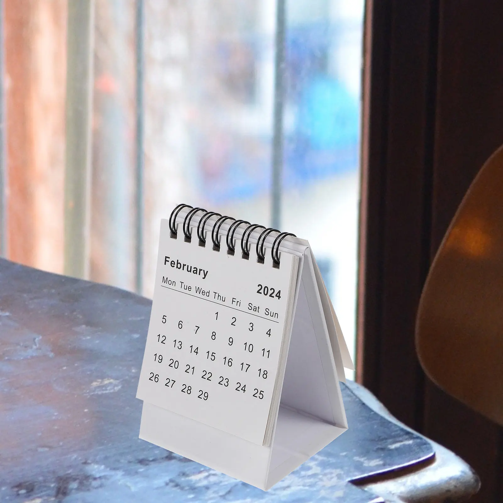 Calendrier de bureau sur pied 2024, format mini, construction en papier robuste, base stable, espace pour notes, design pliable pour bureau, table, maison