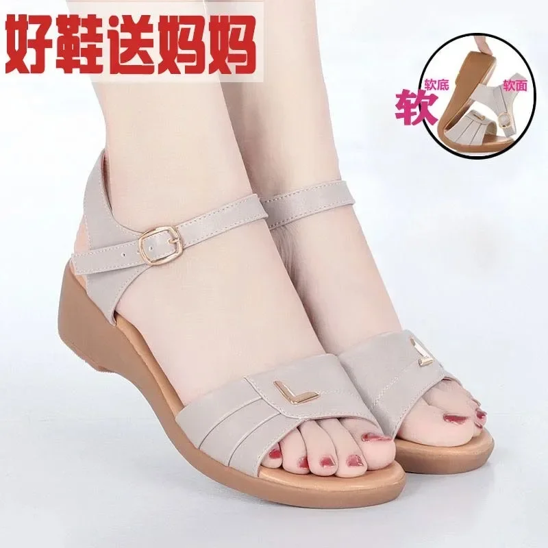 

2025 Hot Selling Mom Sandals New Style Slope Heel Comfortable Flat Bottom Middle Aged Elderly Soft Soled Middle Aged Women Shoe