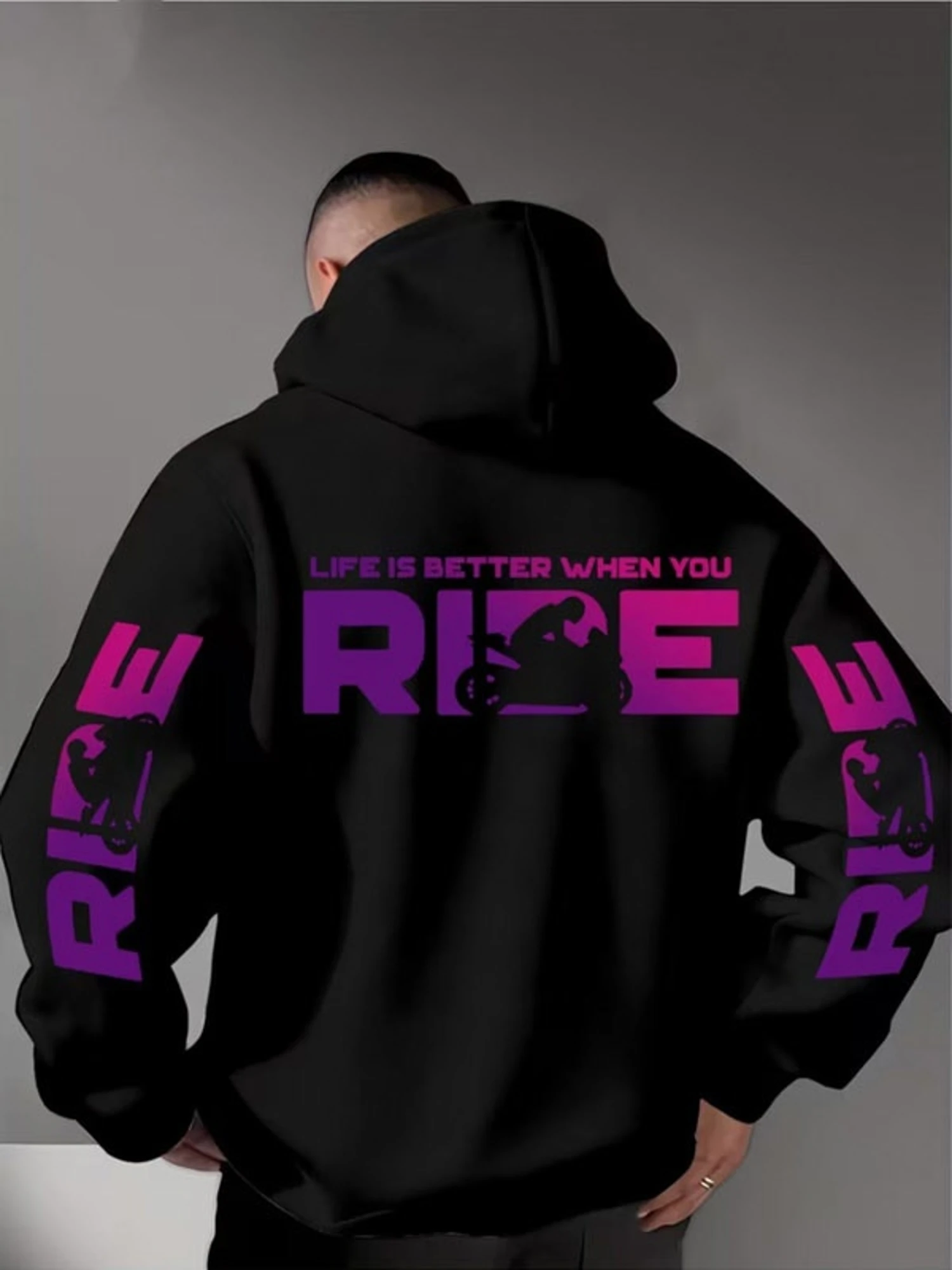 �Life Is Better When You Ride“ bedruckter schwarzer Hoodie mit Motorrad-Silhouetten-Design für Outdoor-Radfahren und alltägliche Freizeitkleidung – Detail 4