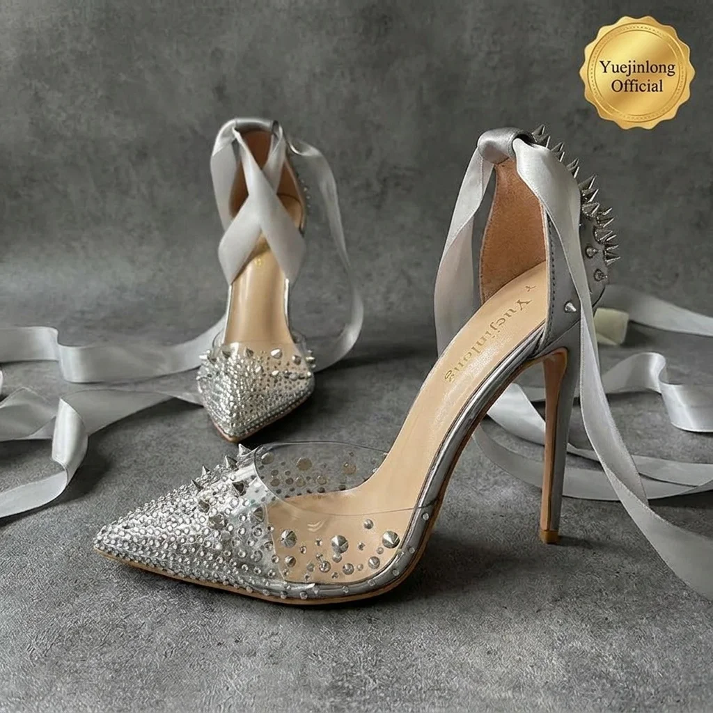 Sandalias de tacón de aguja de lujo en gris plateado, diseño Yuejinlong, transparentes con tachuelas, de seda con cordones, estilo D'Orsay, para fiesta, 2026