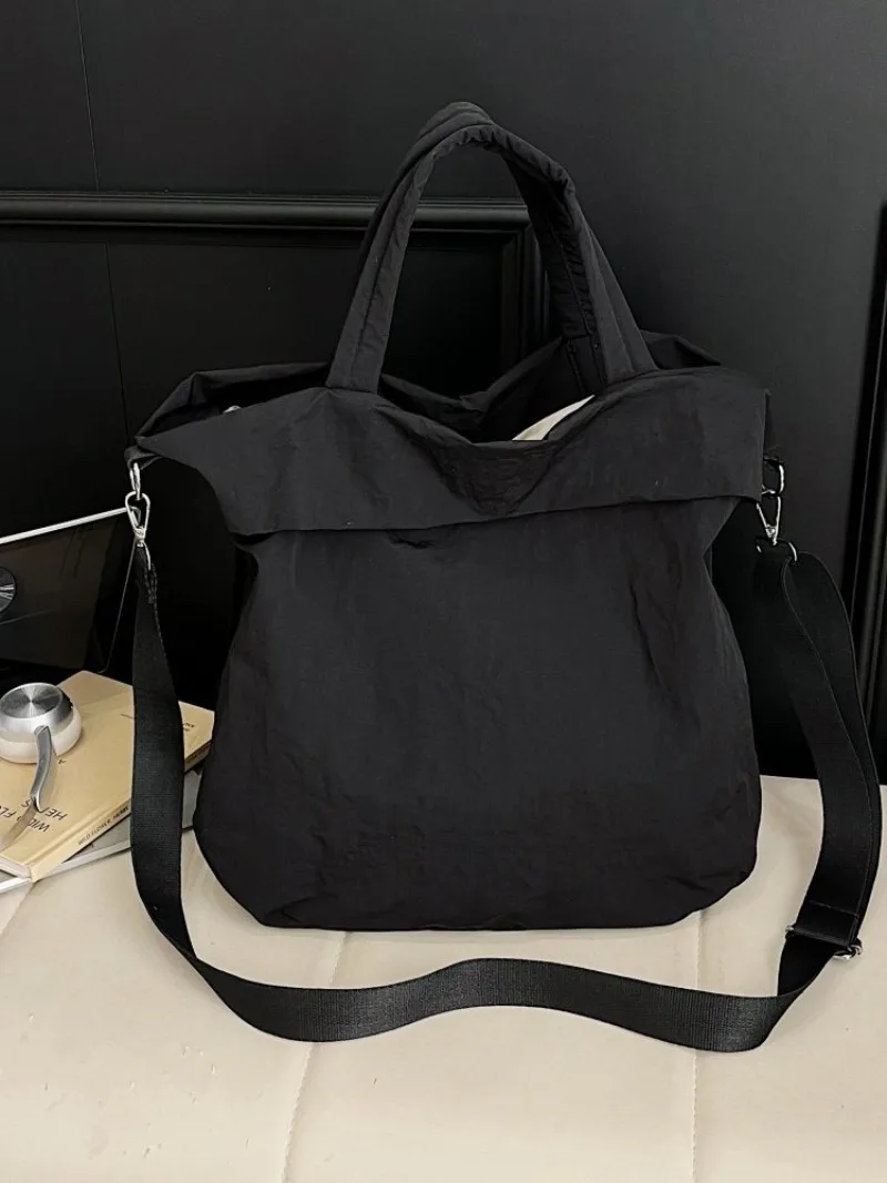 CEEKAY Mattschwarze, gekräuselte Nylon-Umhängetasche, übergroße, weiche Umhängetasche mit einfacher Überschlagöffnung, breiter, verstellbarer Stoffriemen, lässige Handtasche – Detail 5