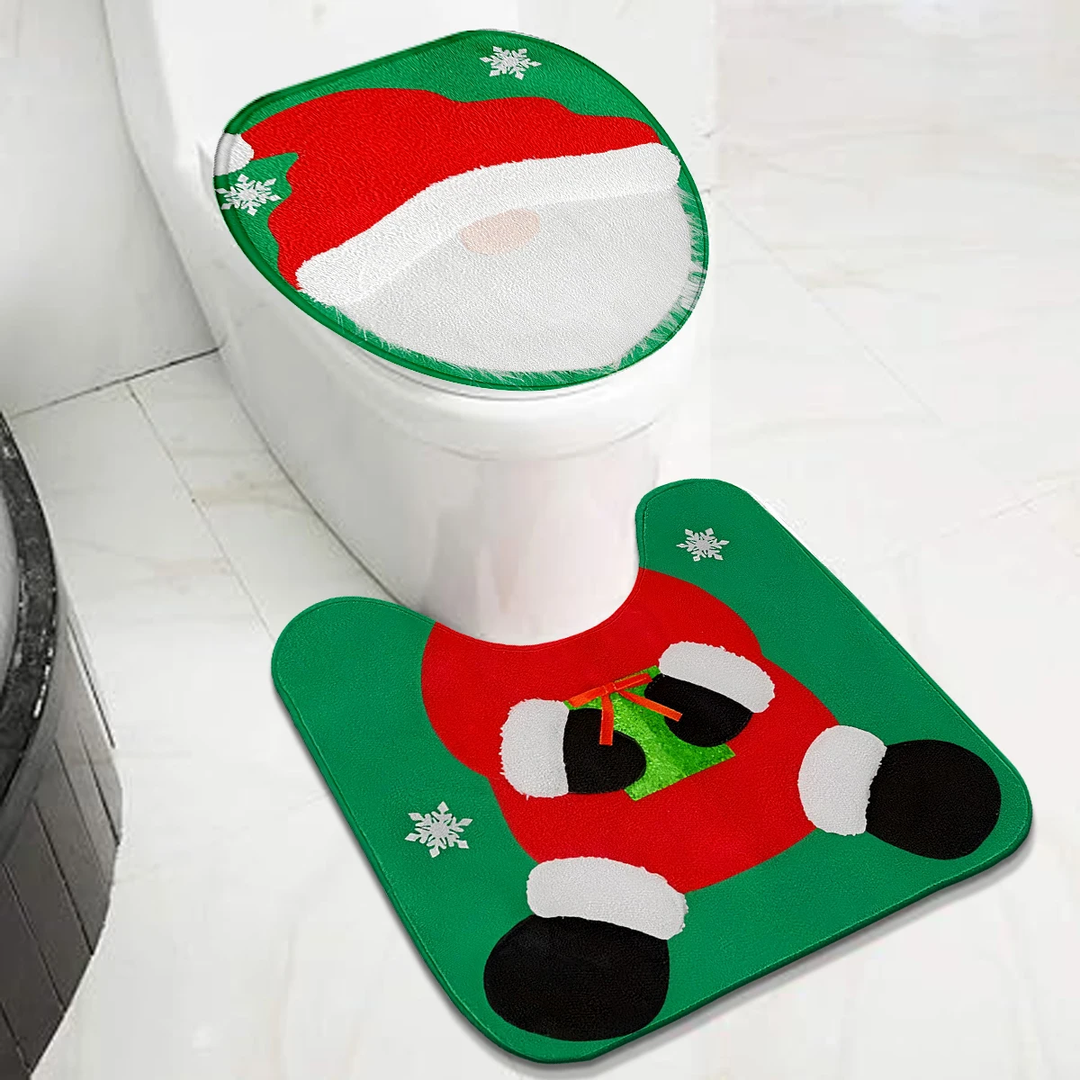 Ein grünes zweiteiliges Weihnachtsset, das weiche, bequeme und rutschfeste Badezimmerteppiche ist