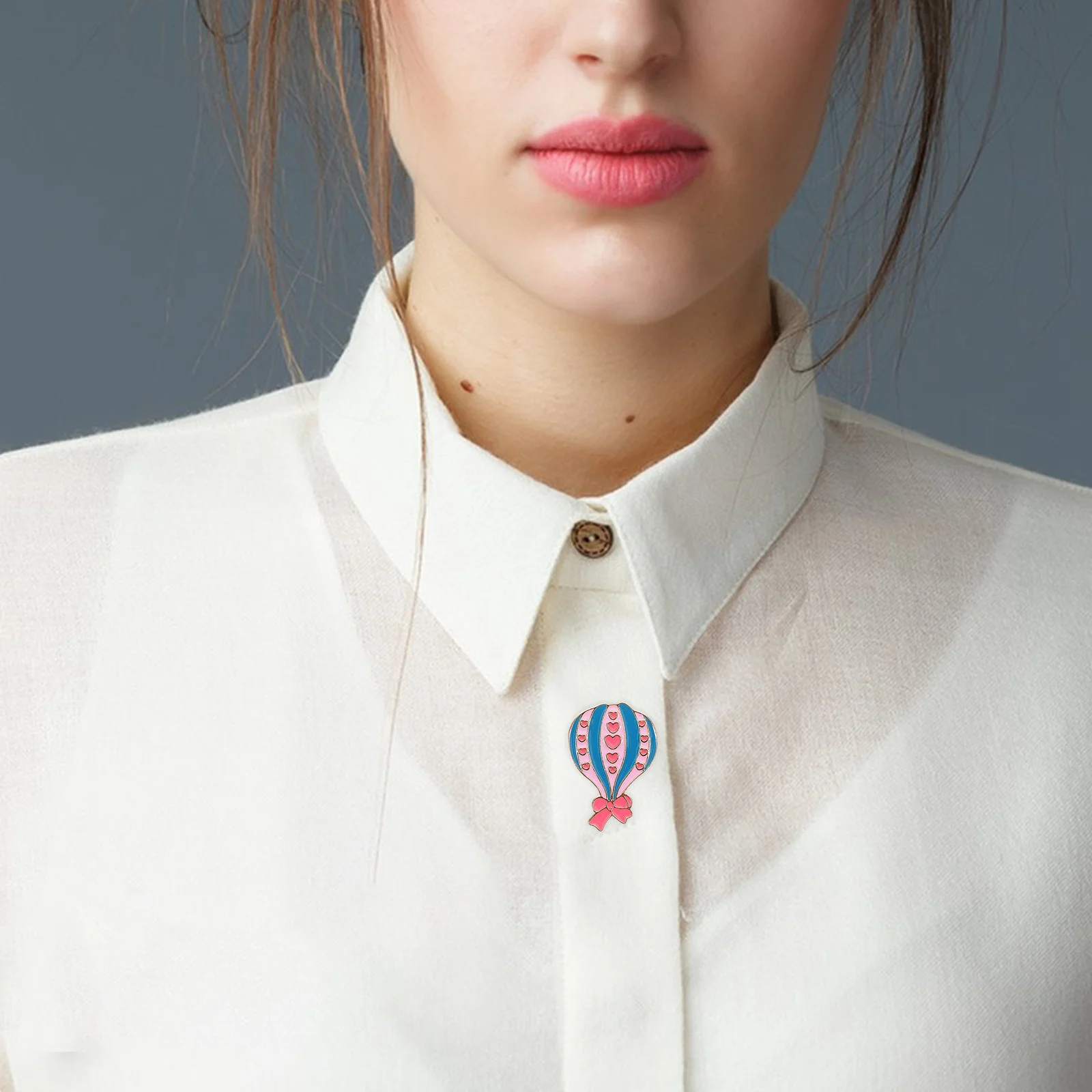 

Cute Heart Shaped Hot Air Balloon Brooch Zinc Alloy Lapel Pin Love Themed Accessory for Women Men Valentine's Day Present