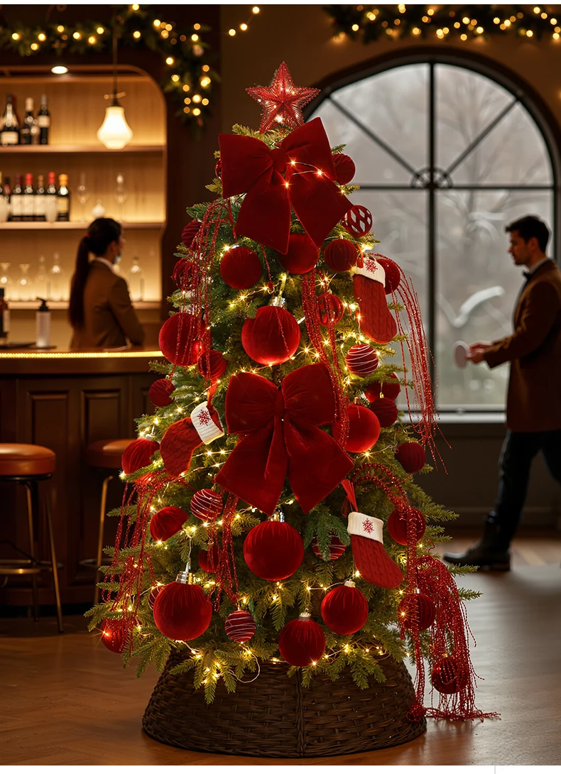 

Christmas tree, large living room, high-end ornaments