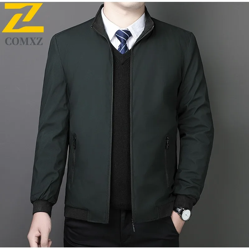 เสื้อแจ็คเก็ตผู้ชาย COMXZ Urban Adventure 2025 คอตั้ง สำหรับกิจกรรมกลางแจ้ง ผ้าหนา อุ่น สไตล์สตรีท สวมใส่สบาย เสื้อคลุมกันหนาว