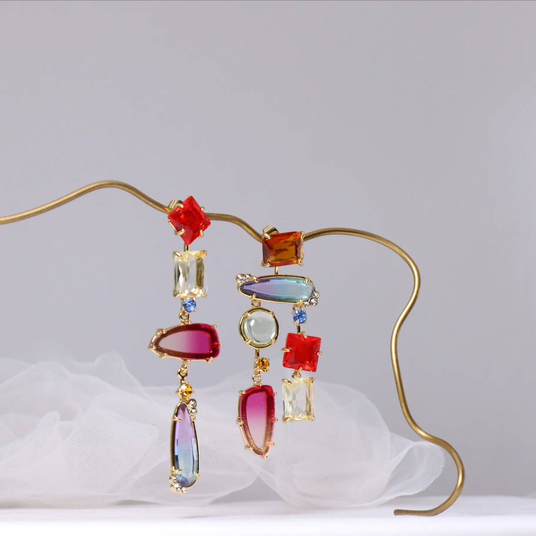 Classics Elegant Asymmetric Gradient Translucent Crystal Drop Earrings for Women Fashion Wedding Jewelry Accessories Gifts