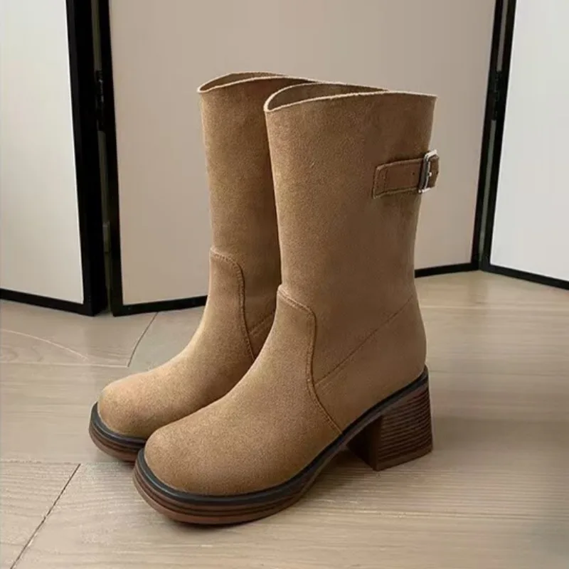 Botas de mujer de tubo medio de fondo plano 2025, nuevas botas informales versátiles de gamuza a la moda con tacones altos y punta redonda para mujer