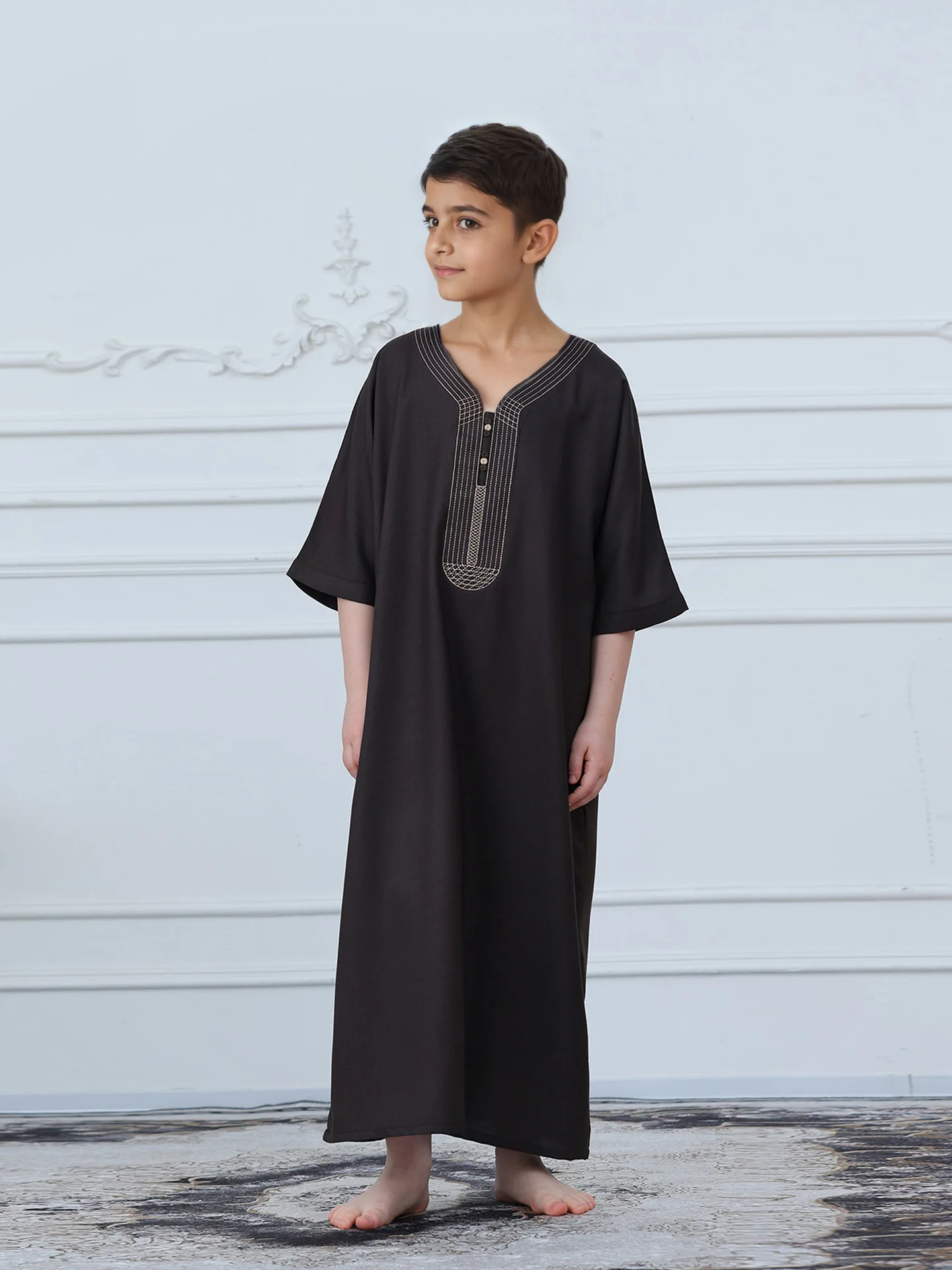 

Boys Islamic Jubba 3/4 Sleeve V Neck Thread Embroidery Pocket Soft Fabric Kids Muslim Thobe Robe For Prayer Eid Ramadan Occasion