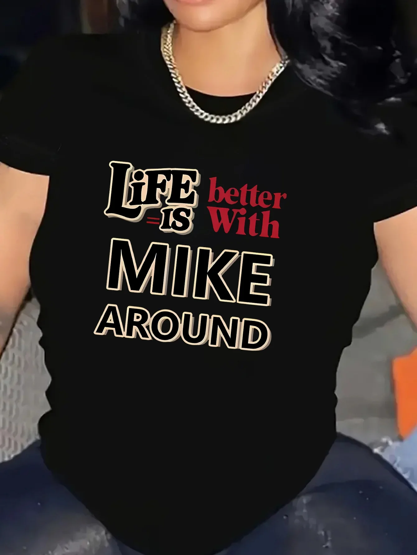 T-shirt décontracté à manches courtes pour femme avec « La vie est meilleure avec Mike » - Version ample à col rond noir, lavable en machine