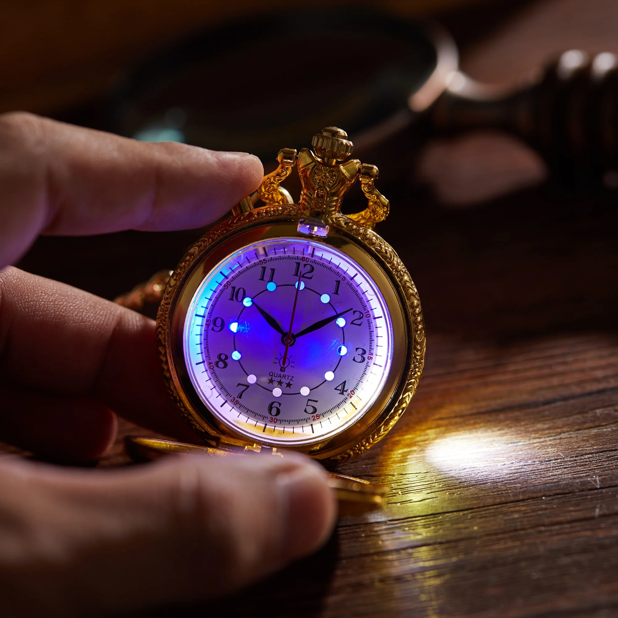 Vintage Steam Train Engraved Quartz Pocket Watch LED Luminous Dial Flip Cover Alloy Pocket Watch With Chain Steampunk Clock