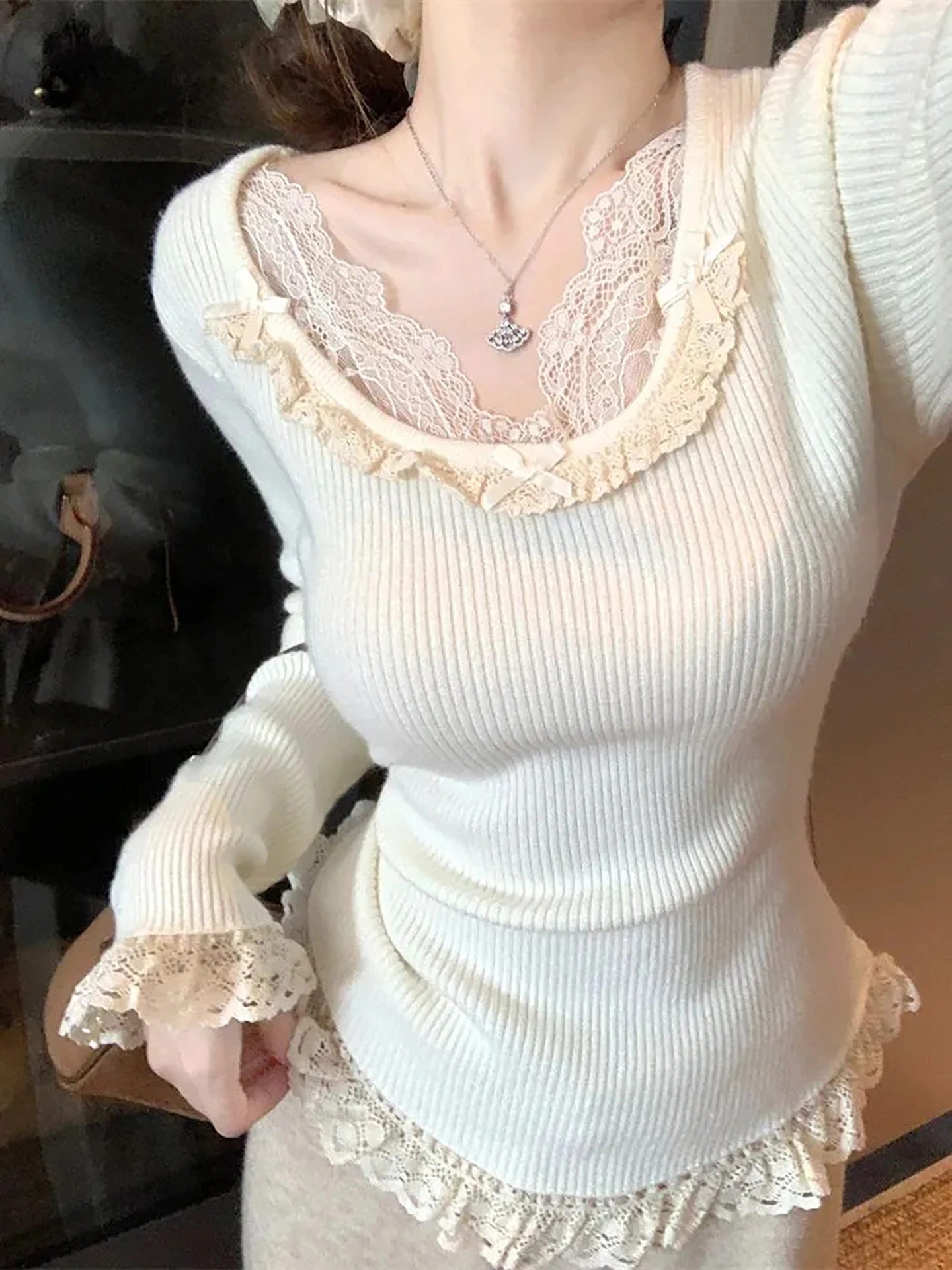 

Шикарный вязаный свитер женский, весенний, новый, с кружевом, узелками, милый, мягкий, оригинальный, с тщательной кружевной отделкой