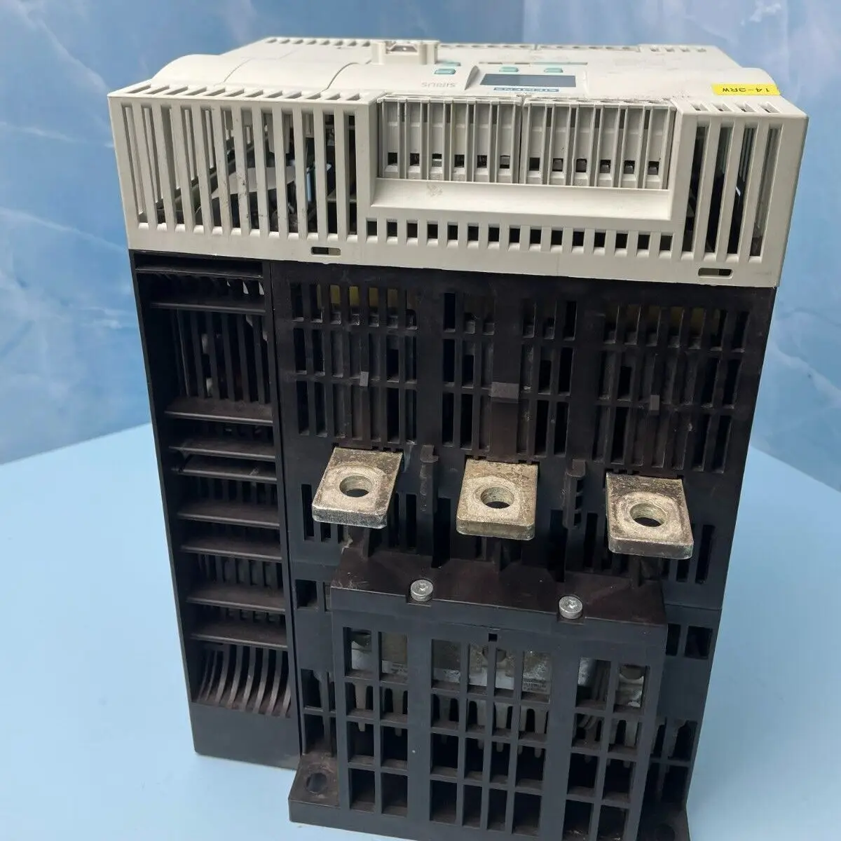 USED bekas di gudang pengiriman cepat