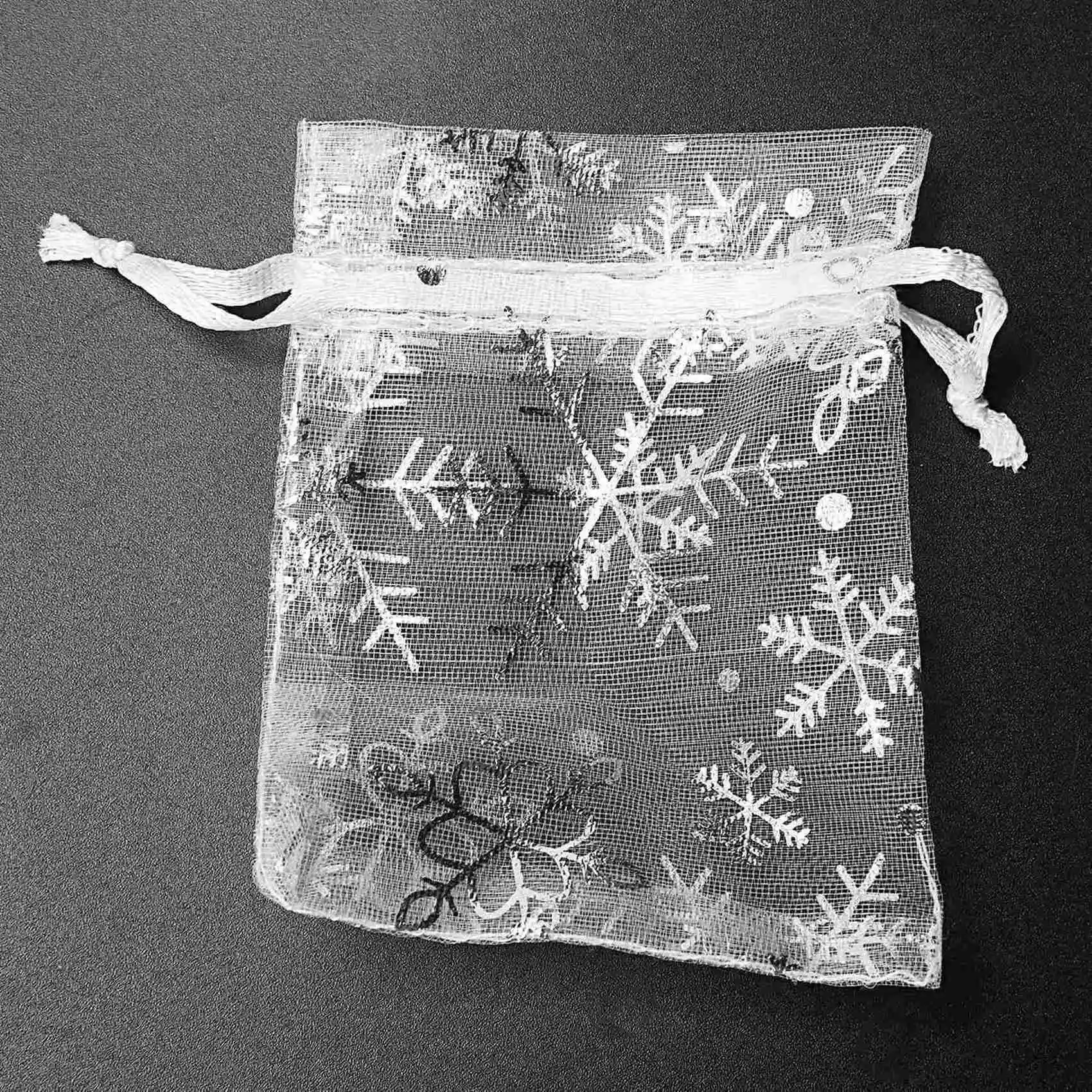 Hot kf-300 PCS Organza Wedding Gift Bags Drawstring Jewelry Pouch Bags Silver White Snowflakes Printed Sheer Party Favor Bags