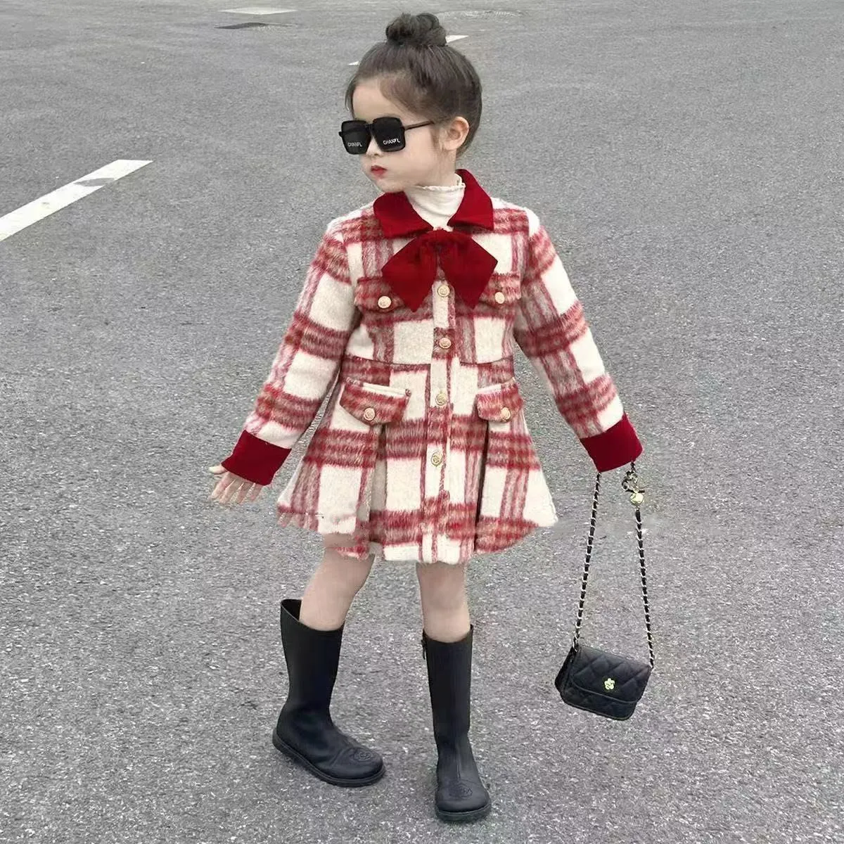 طفلة معطف صوفي الخريف والشتاء 2026 نمط جديد للأطفال معطف صوفي مبطن بالقطن الأحمر جاكيت أطفال