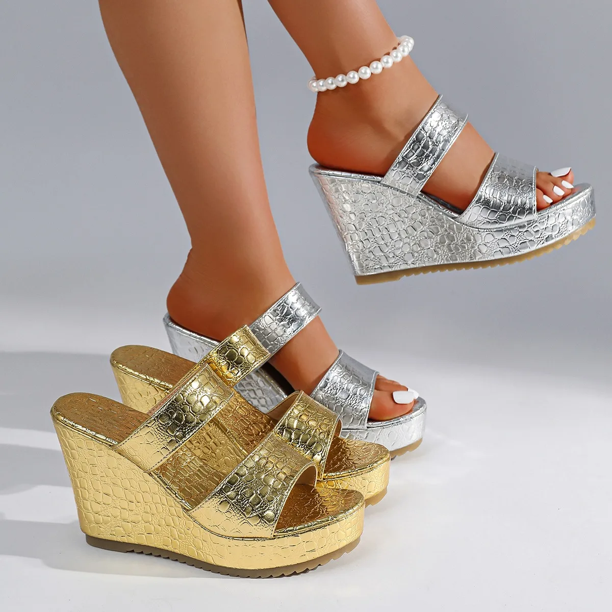 Women New Fashion Elegant Open toed Slippers Sexy Gold Grid Slippers Comfortable Non slip Platforms Sandals Thick Wedge Sandals