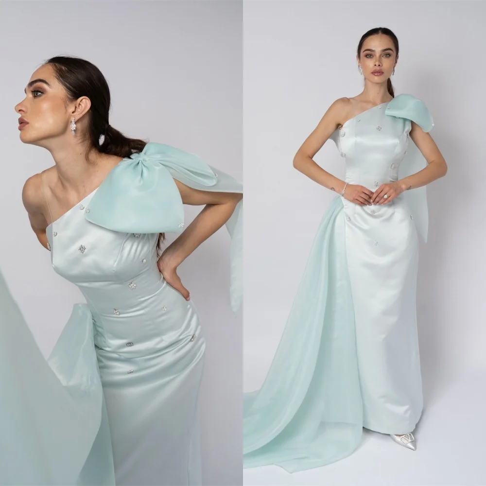 فستان سهرة مخصص عالي الجودة من الساتان الأزرق الفاتح رائع بدون حمالات بكتف واحد بدون أكمام بفيونكة كريستالية لحفلات العودة للوطن