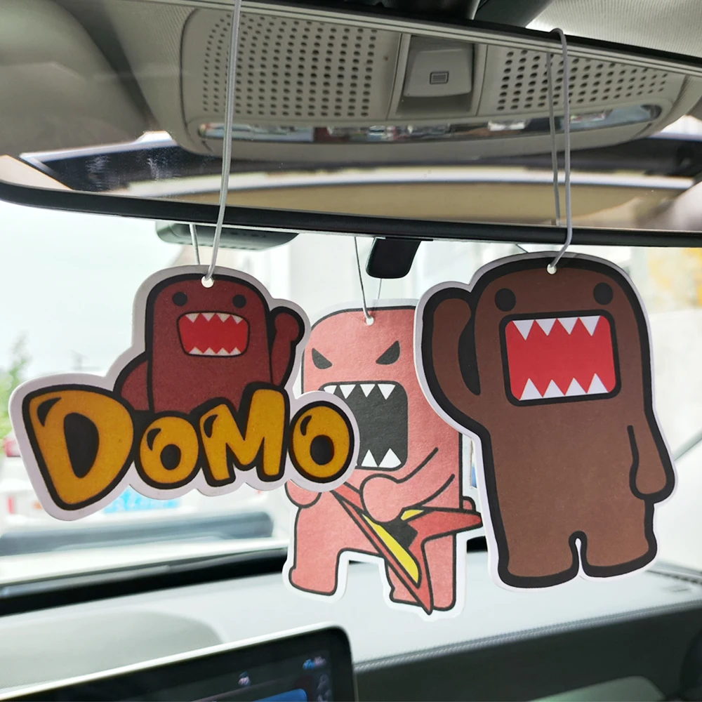 JDM-عطر معطر هواء للسيارة ، ديكور فتاة إطار دومو كون مضحكة ، قلادة مرآة الرؤية الخلفية ، ورق صلب معلق ، هدية للزوج