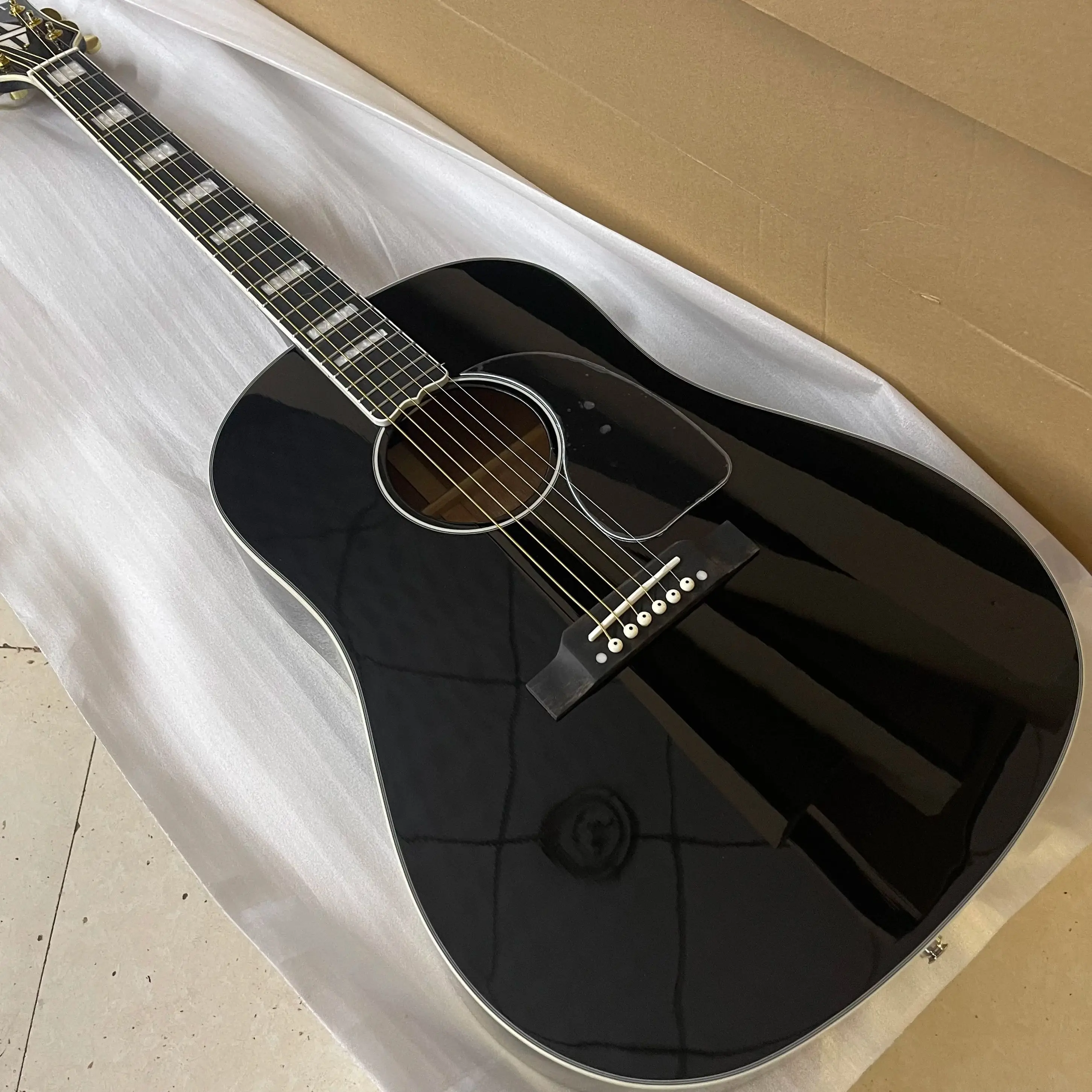 جديد 41 #   جيتار صوتي J45 J45 من خشب التنوب الصلب مع صامولة عظمة/سرج باللون الأسود 240910