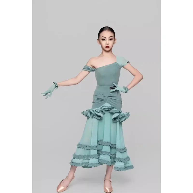 Dziewczęca sukienka do ćwiczeń latynoamerykańskich na zamówienie, nowoczesny zestaw trzyczęściowy z asymetrycznym ramieniem, spódnica konkursowa z siateczką, strój do występów.