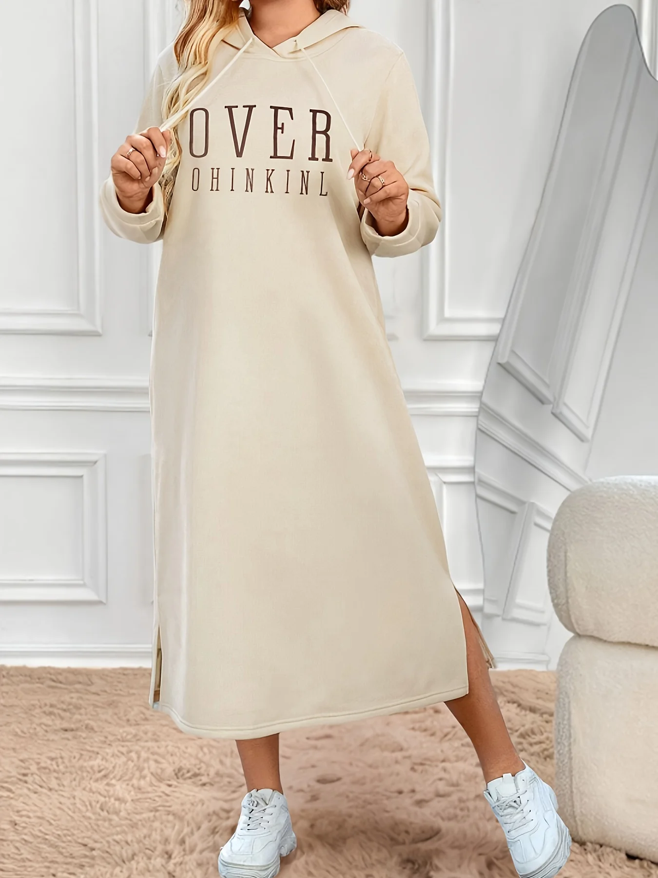 

Женское бежевое платье-толстовка с рисунком «OVER THINKING» больших размеров, свободная посадка с боковым разрезом и карманами, повседневная одежда для дома 2025