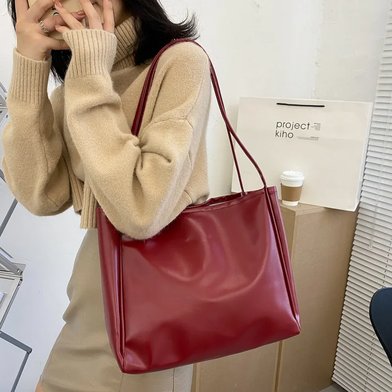 Nuova borsa tote alla moda Temperamento semplice Borsa a tracolla di grande capacità in stile occidentale Borsa per la spesa casual Borsa di design di lusso