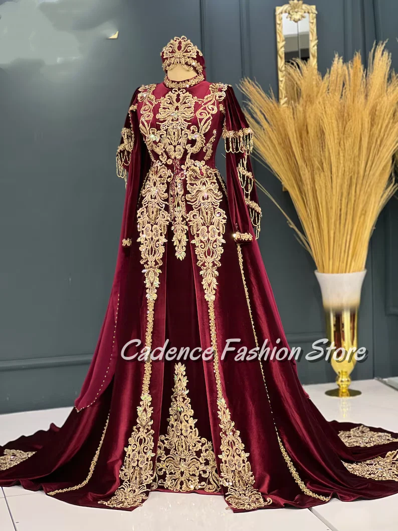 Customized Luxury Burgundy Crystal Wedding Dress High Neck Long Sleeve Gold Lace Appliqué Tassel Crystal Beaded Decoration Brida