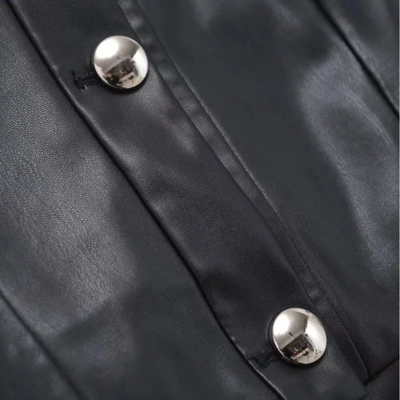 เสื้อแจ็คเก็ตผู้หญิงสไตล์วินเทจ หนังเทียมสีดำ คอทรงกลม แต่งลูกไม้ที่ชายเสื้อ แขนยาว ติดกระดุมแถวเดียว ผ้า PU