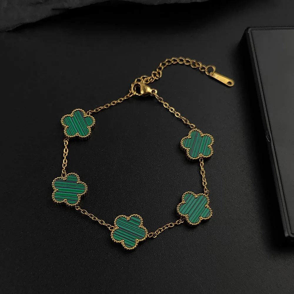 Pulsera de cadena exquisita de acero inoxidable con flor de ciruelo de cinco hojas para mujer, chapada en oro de 18 quilates, lujo ligero, joyería de la suerte
