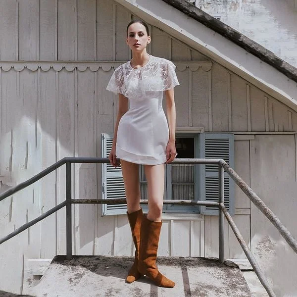 Eleganckie białe koronkowe mini sukienki z wysokim dekoltem, krótkim rękawem, dwuwarstwowymi falbanami, na imprezę, wesele, w stylu boho chic, letnia suknia, rozmiar plus size.