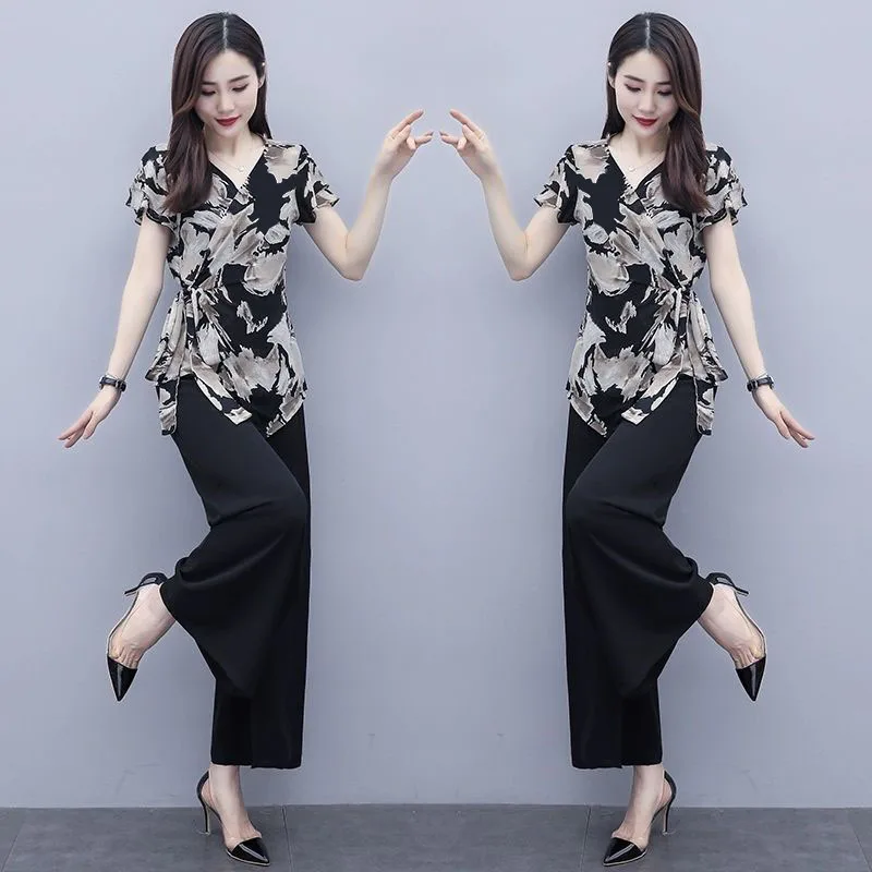 

2024 Summer Women Fashion Wide Leg Pants Two Piece Sets Female V-neck Print Short Sleeve Tops + Pant Ladies New Suits Z04