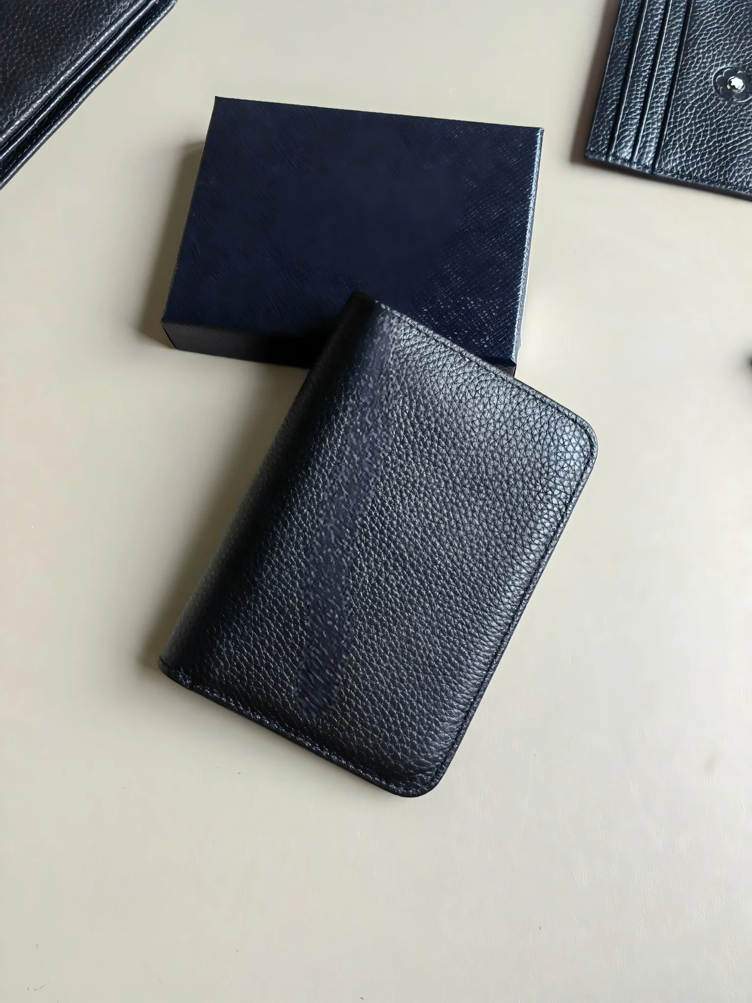 

Passport holder Men's Genuine Cowhide Leather Card Holder & Passport Cover, High-Quality Travel Wallet