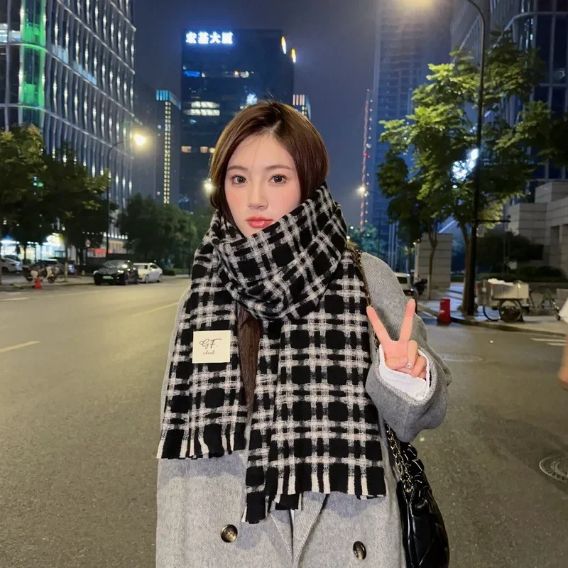 

Thick and Warm Winter Scarf with Classic Check Pattern for Women