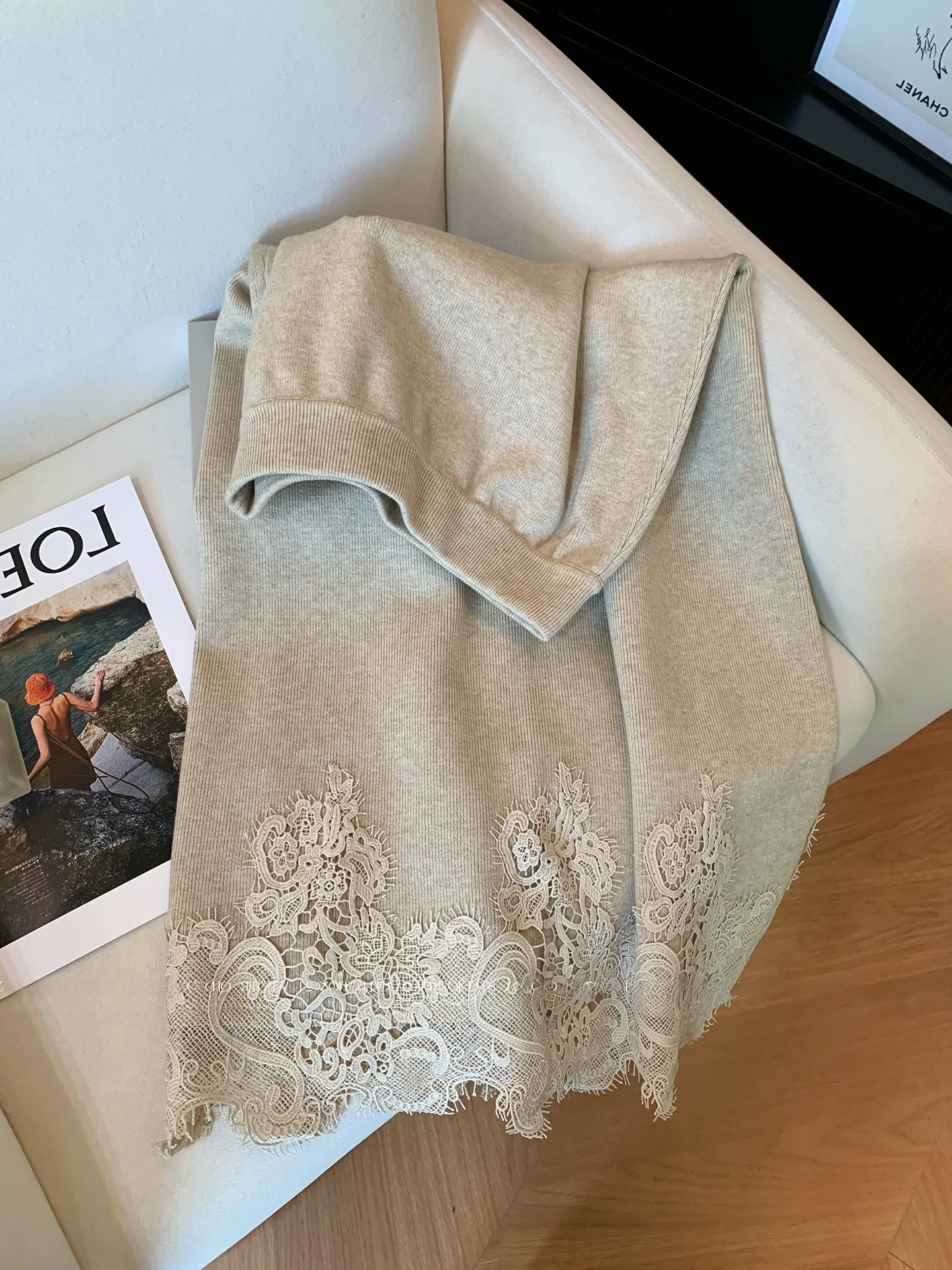 กระโปรงทรงเอ ผ้าถักลายลูกไม้ แต่งผ้าปะติด ทรงเข้ารูป เอวสูง ยาว แฟชั่นผู้หญิง ฤดูใบไม้ร่วง 2025 สไตล์เรียบหรู ดูดี เหมาะสำหรับใส่ทำงาน